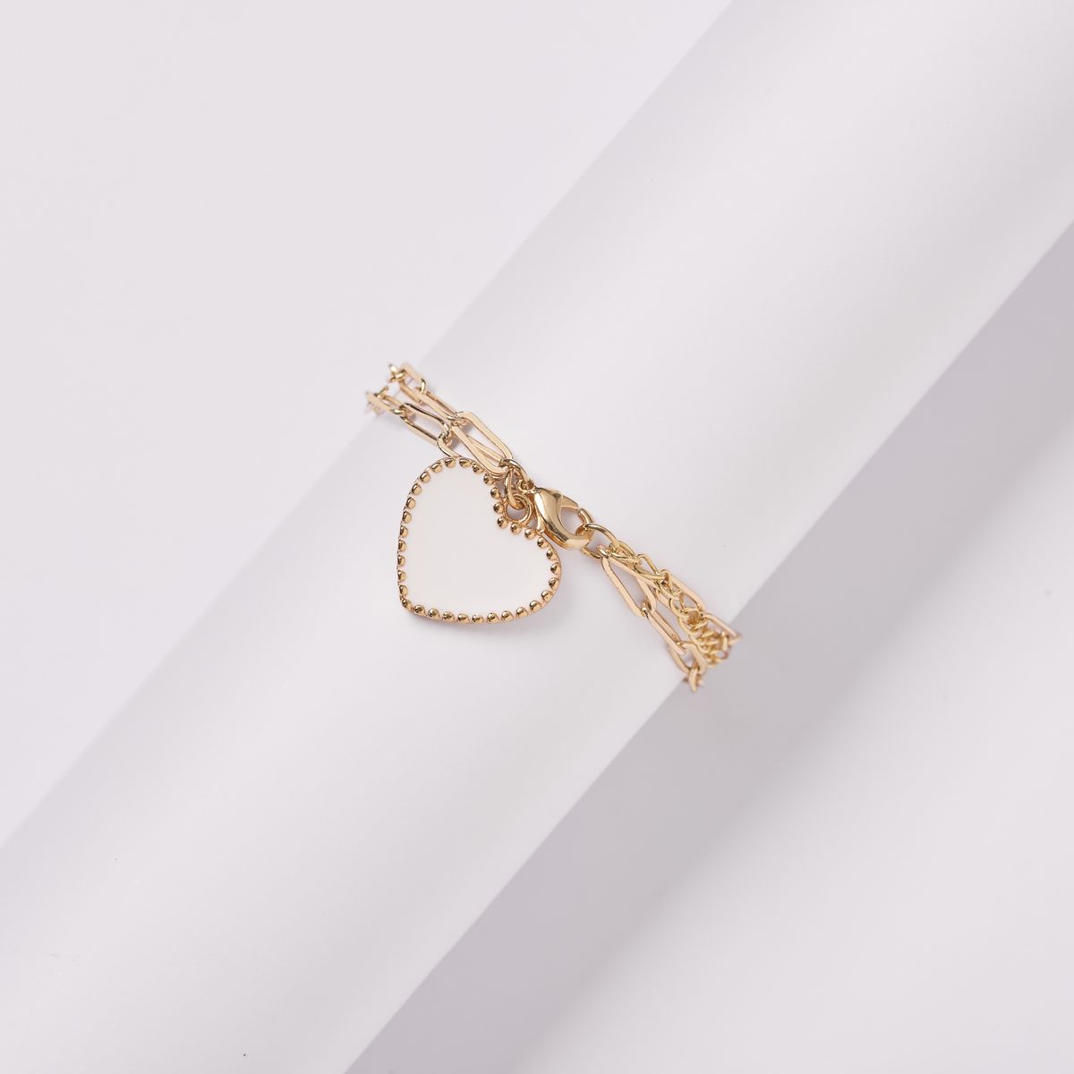 BY LAS CAYETANAS - Pulsera doble eslabón rectangular con Corazón blanco bañada en Oro 18k