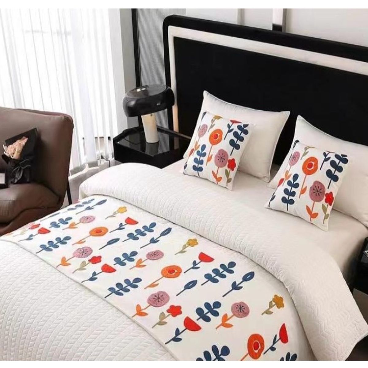 ALMA & DECO - Set Piecera 210X60 + 2 Fundas Bordadas Flores Alegría Cama King/2 Pzas