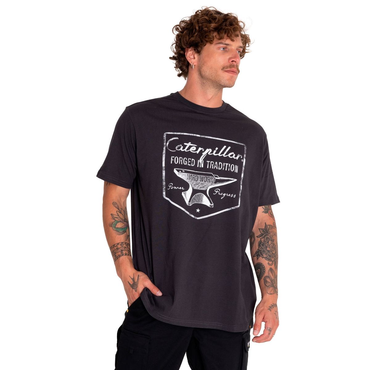 CAT - Polera Manga Corta Hombre Historic Graphic Negro CAT