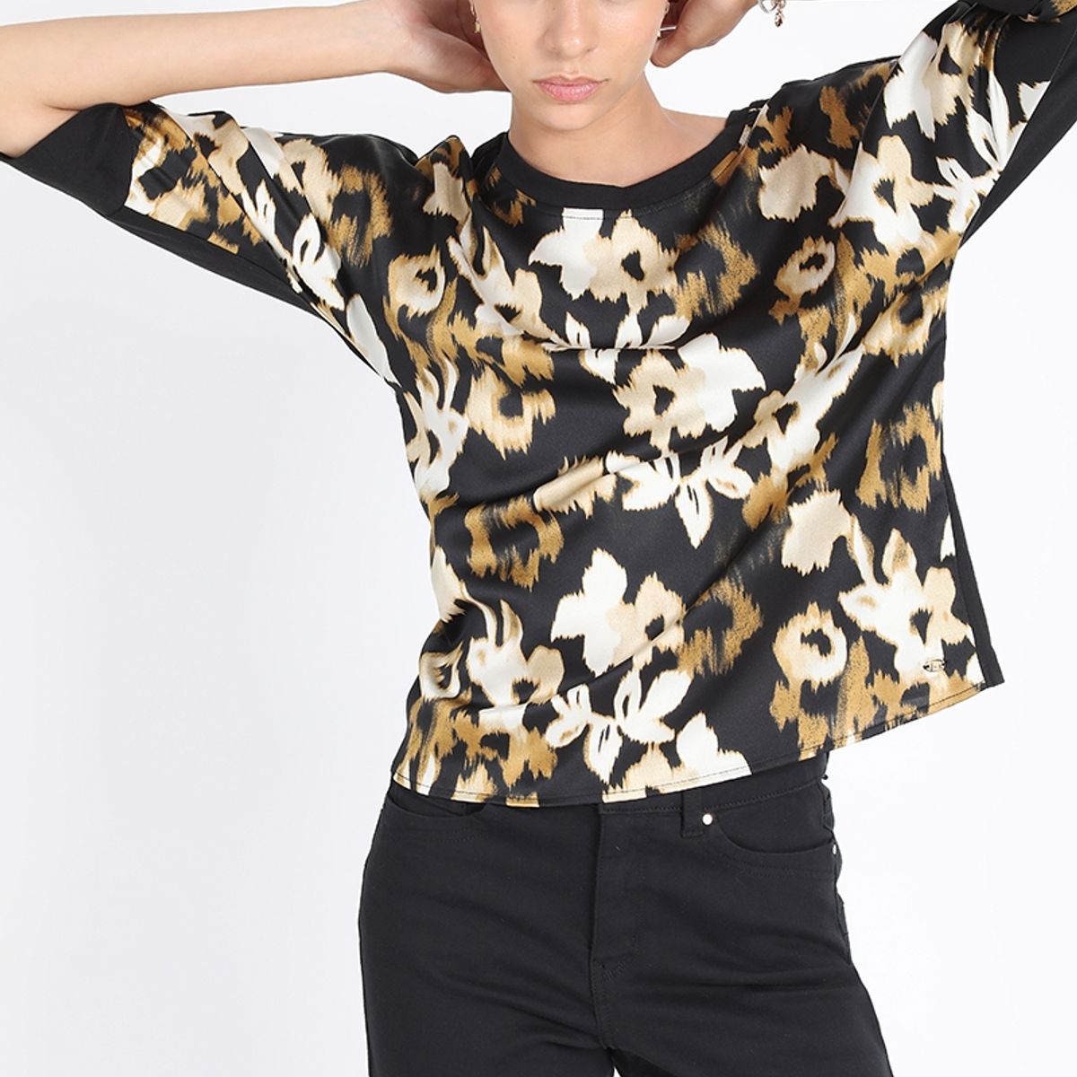 LIOLA - Polera Satin Mix Estampada Cafe Liola