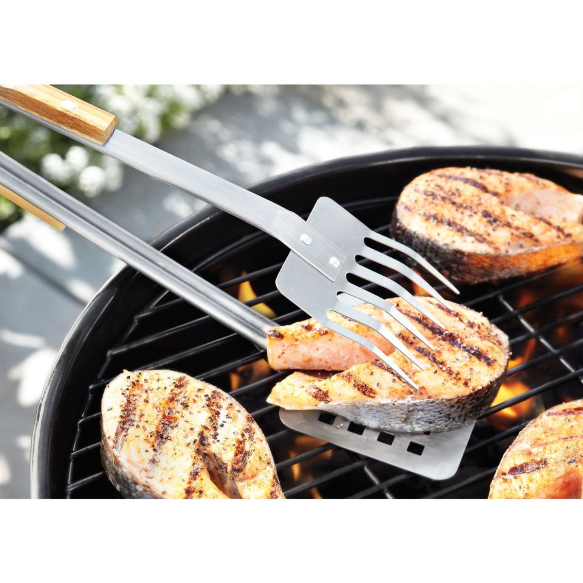 OUTSET - Espátula para Parrilla Outset con Mango de Madera Fabricada con Materiales Reciclables