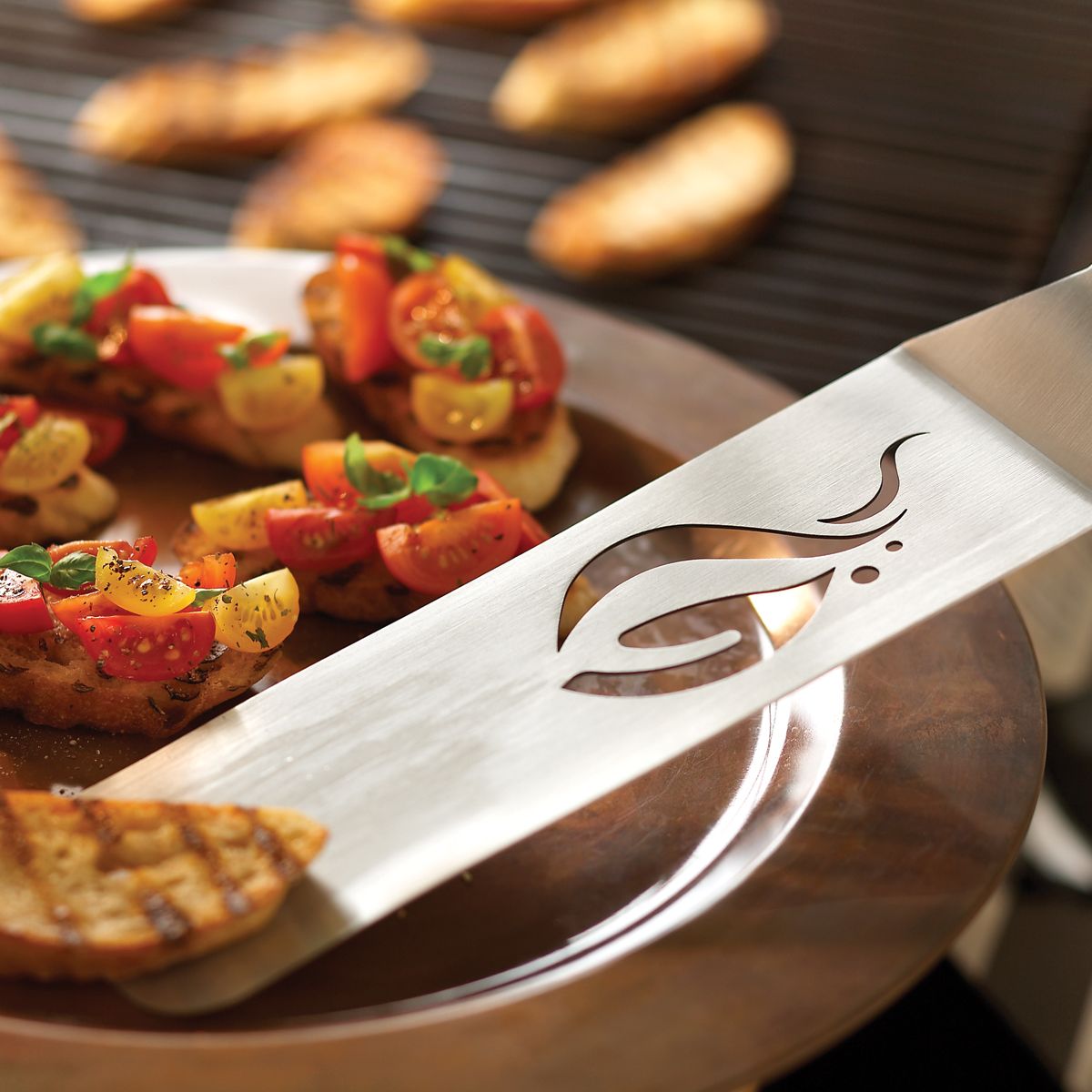 OUTSET - Espátula para Parrilla Outset de Acero Inoxidable con Mango de Madera