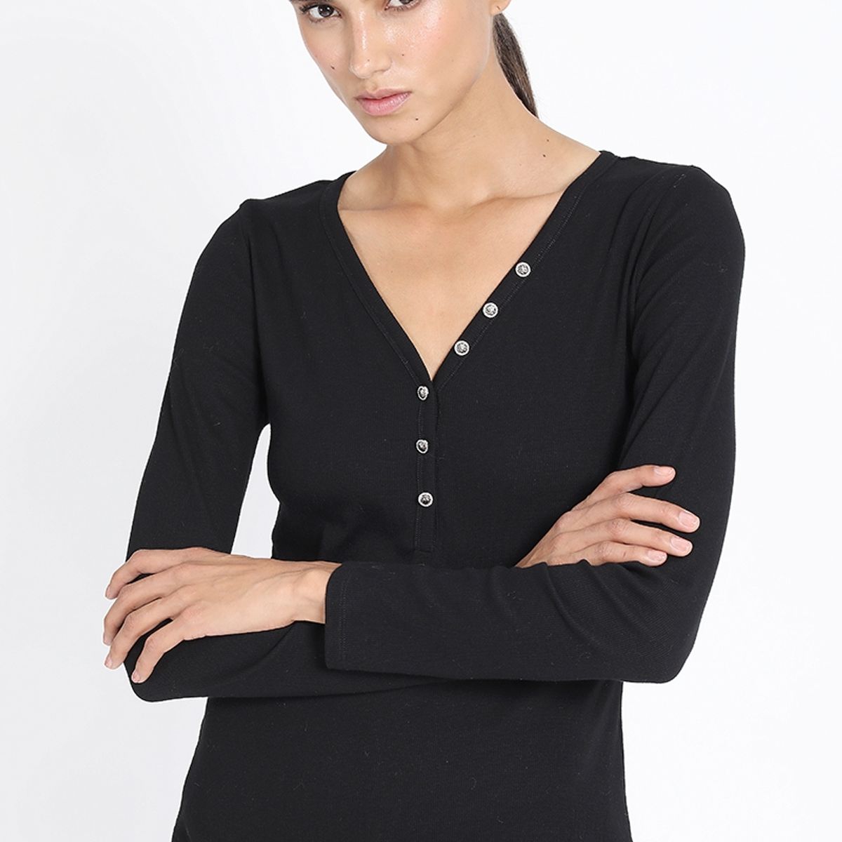 LIOLA - Polera Basica Boton Joya, Negro Liola