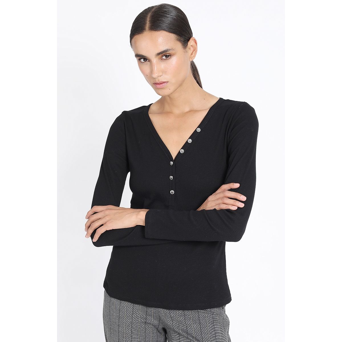 LIOLA - Polera Basica Boton Joya, Negro Liola