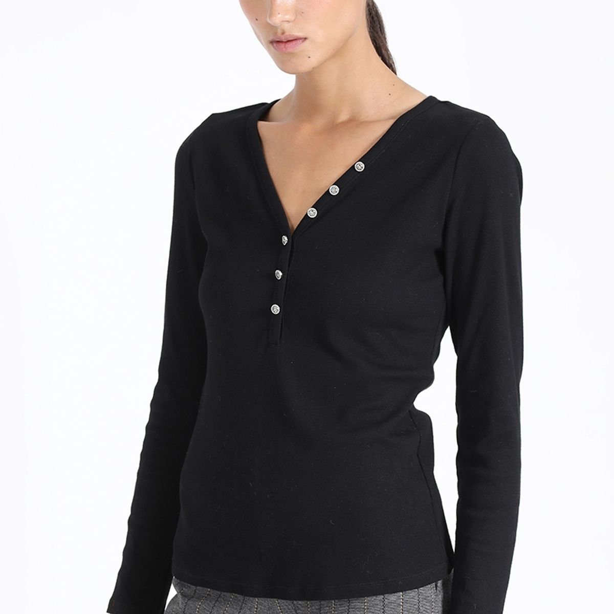 LIOLA - Polera Basica Boton Joya, Negro Liola