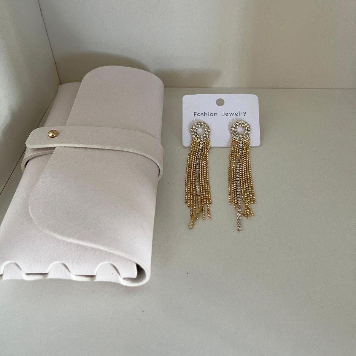 GENERICO - Aros Largos Color Dorado con Diseño Circular