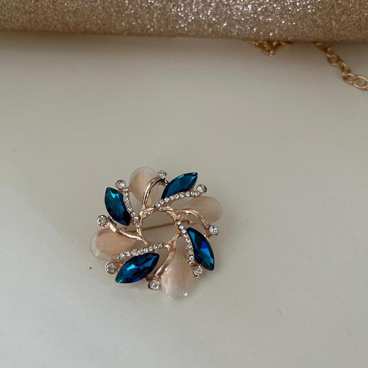 GENERICO - Prendedor con Pétalos de Color Turquesa y Blanco