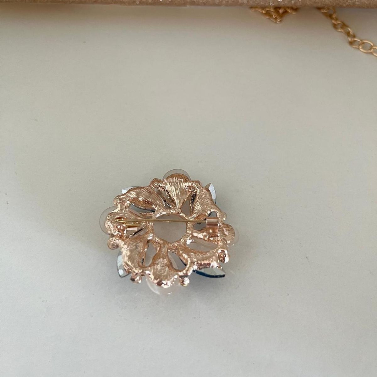 GENERICO - Prendedor con Pétalos de Color Turquesa y Blanco