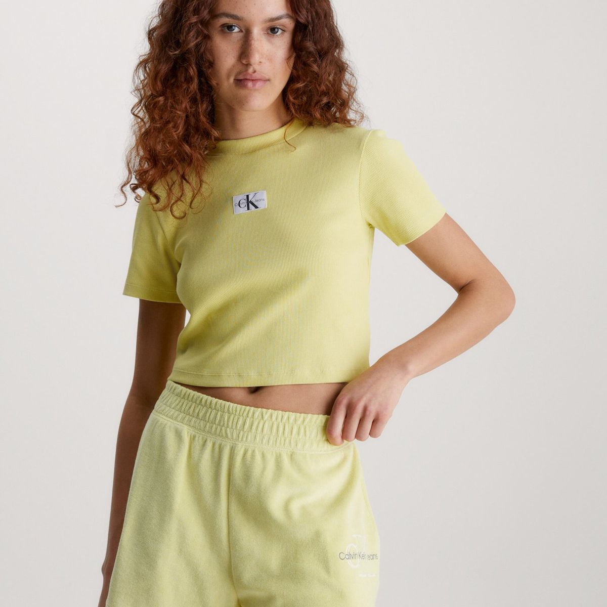 CALVIN KLEIN - Polera Badge Rib Amarillo Calvin Klein