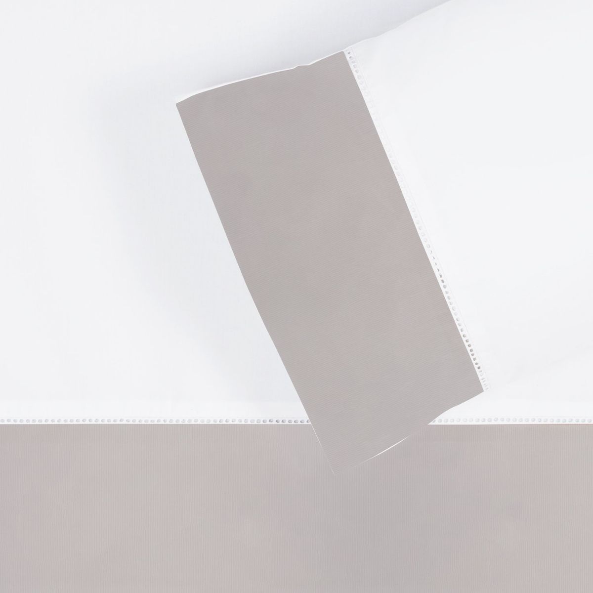 NINA HERRERA - Sábana Básica Lisa Piqué Gris 220 Hilos Cuna