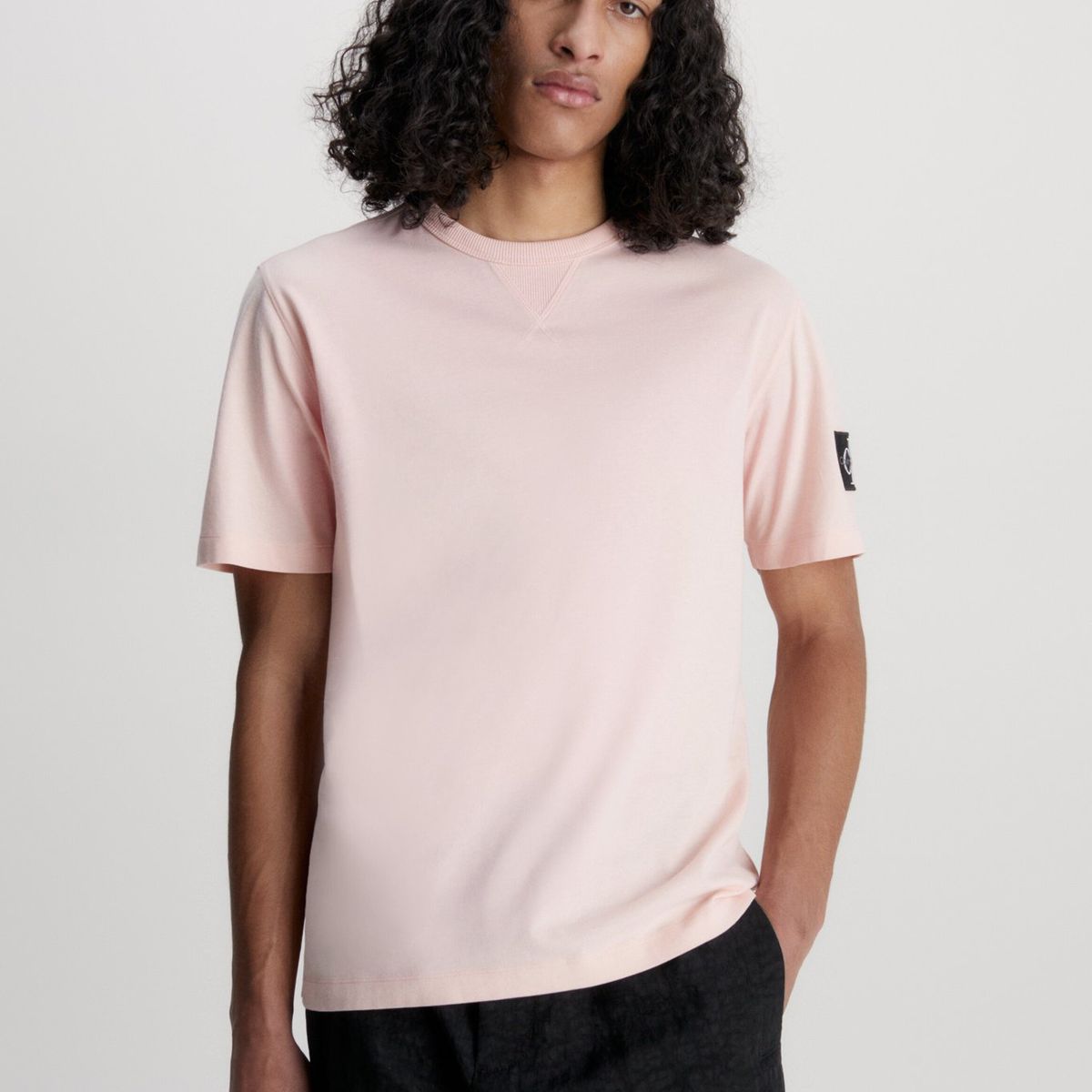 CALVIN KLEIN - Polera Badge Regular  Rosado Calvin Klein