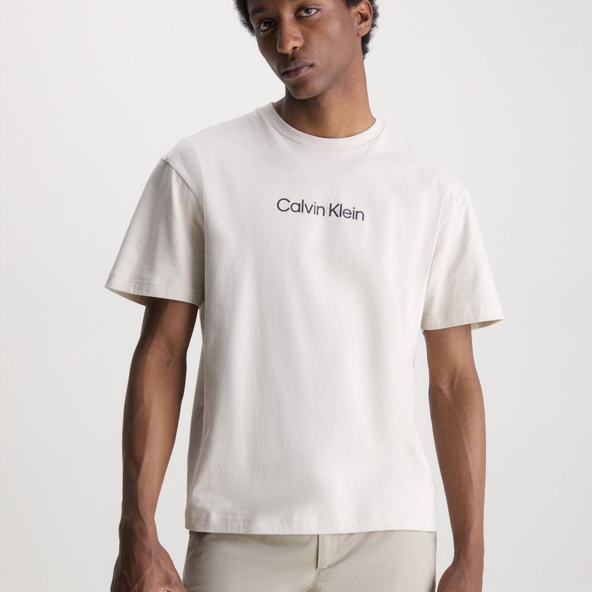 CALVIN KLEIN - Polera Hero Logo Comfort  Beige Calvin Klein