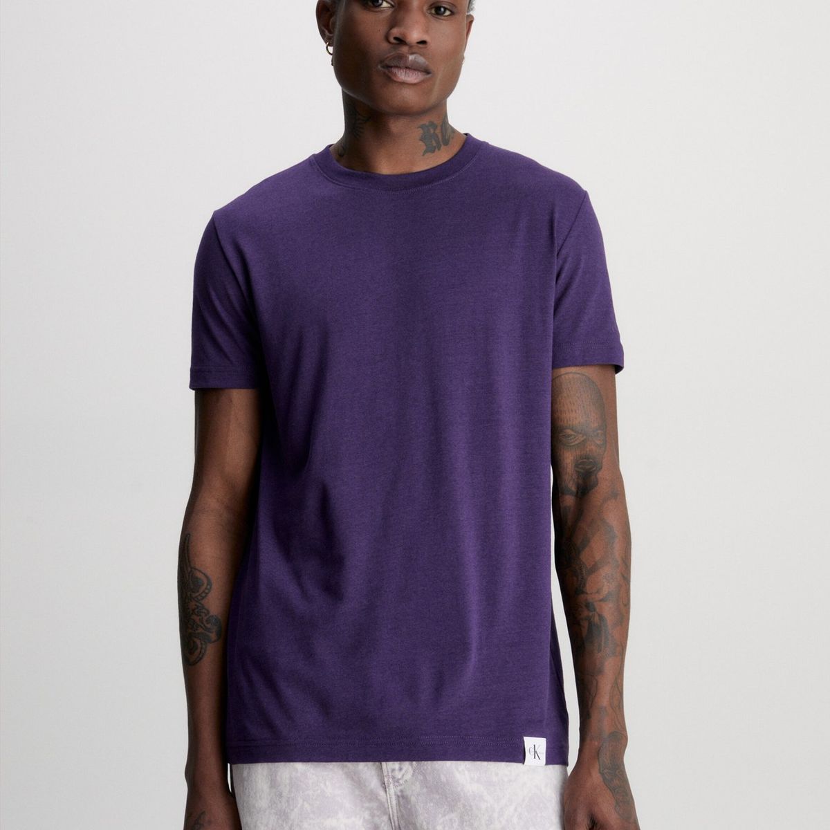CALVIN KLEIN - Polera Logo Tab  Morado Calvin Klein
