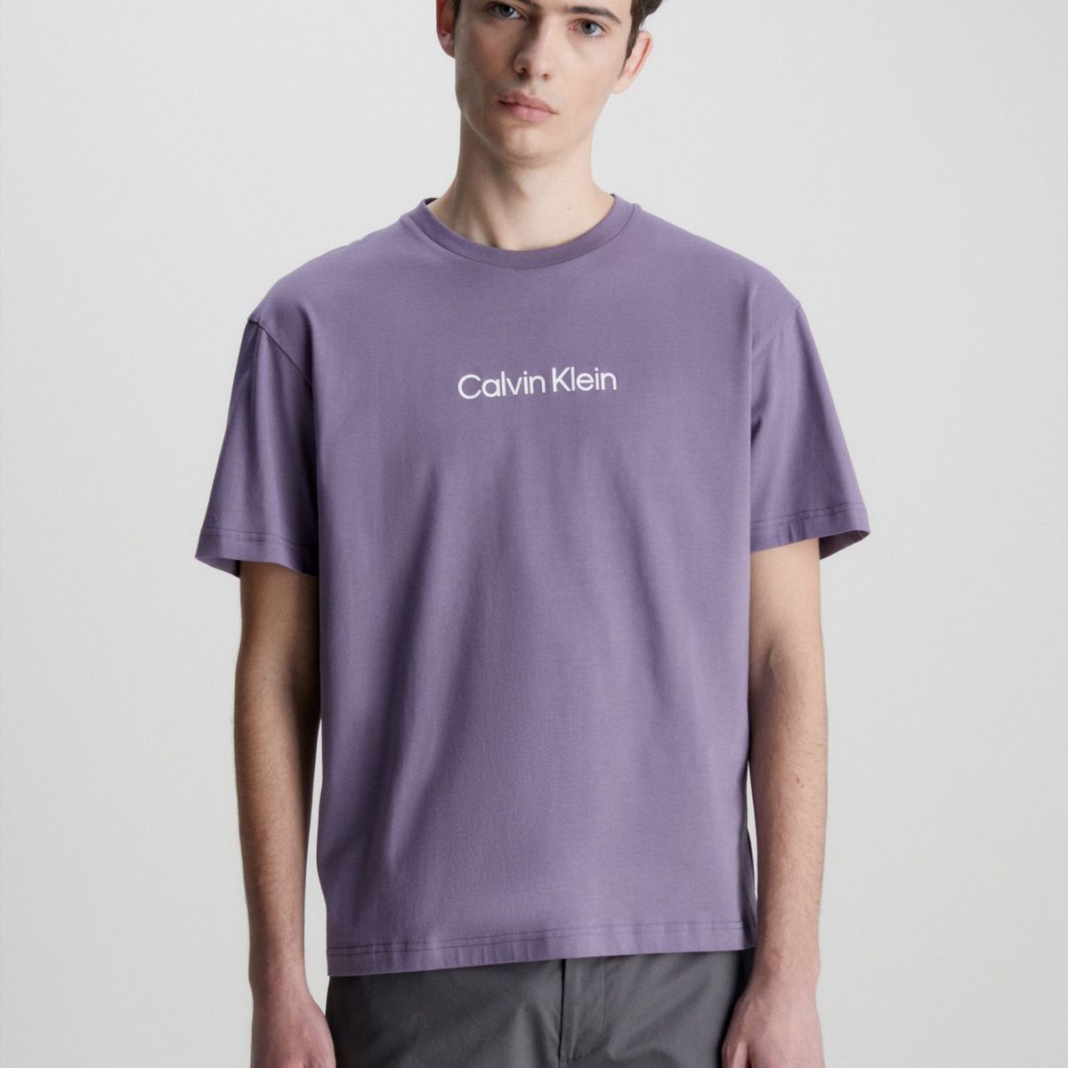 CALVIN KLEIN - Polera Hero Logo Comfort  Morado Calvin Klein