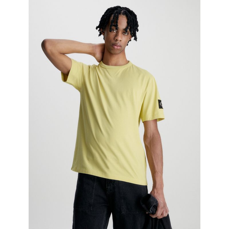CALVIN KLEIN - Polera Badge Regular  Amarillo Calvin Klein