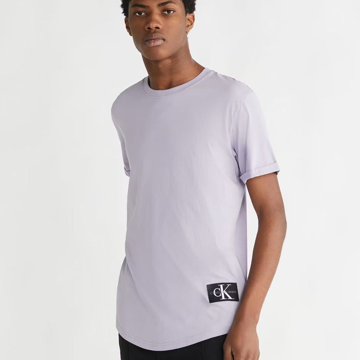 CALVIN KLEIN - Polera Badge Round Morado Calvin Klein