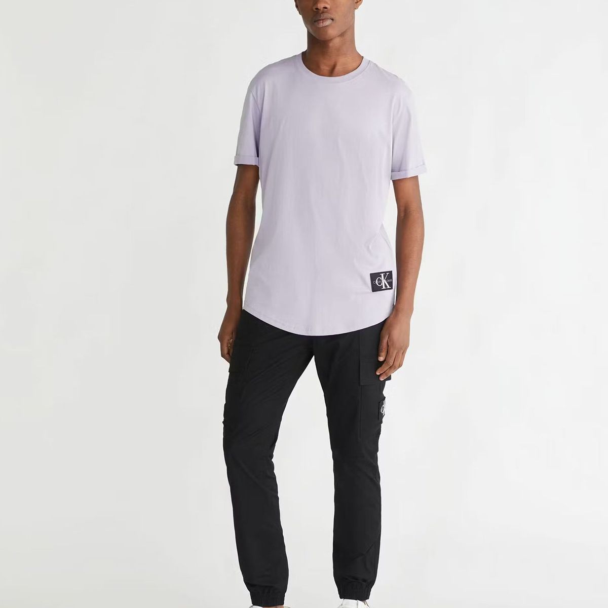 CALVIN KLEIN - Polera Badge Round Morado Calvin Klein