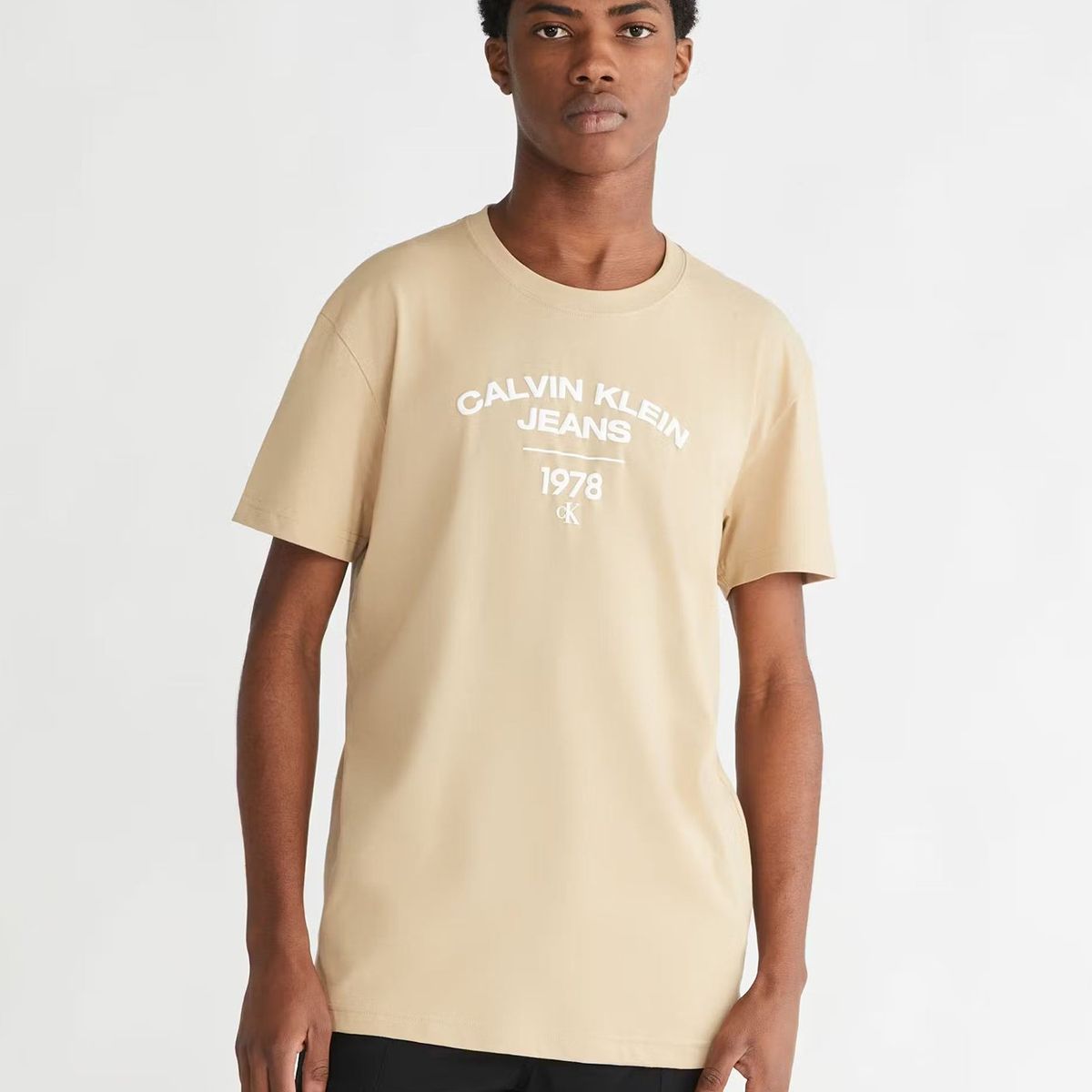 CALVIN KLEIN - Polera Varsity Curve Beige Calvin Klein