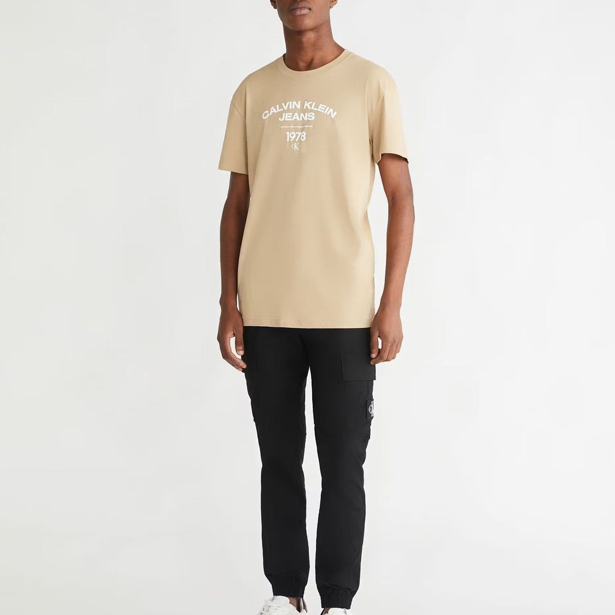 CALVIN KLEIN - Polera Varsity Curve Beige Calvin Klein