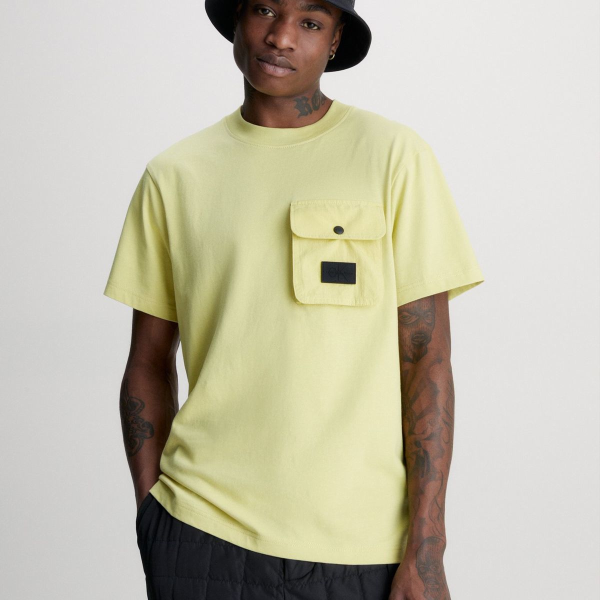 CALVIN KLEIN - Polera Mix Media Pocket  Amarillo Calvin Klein
