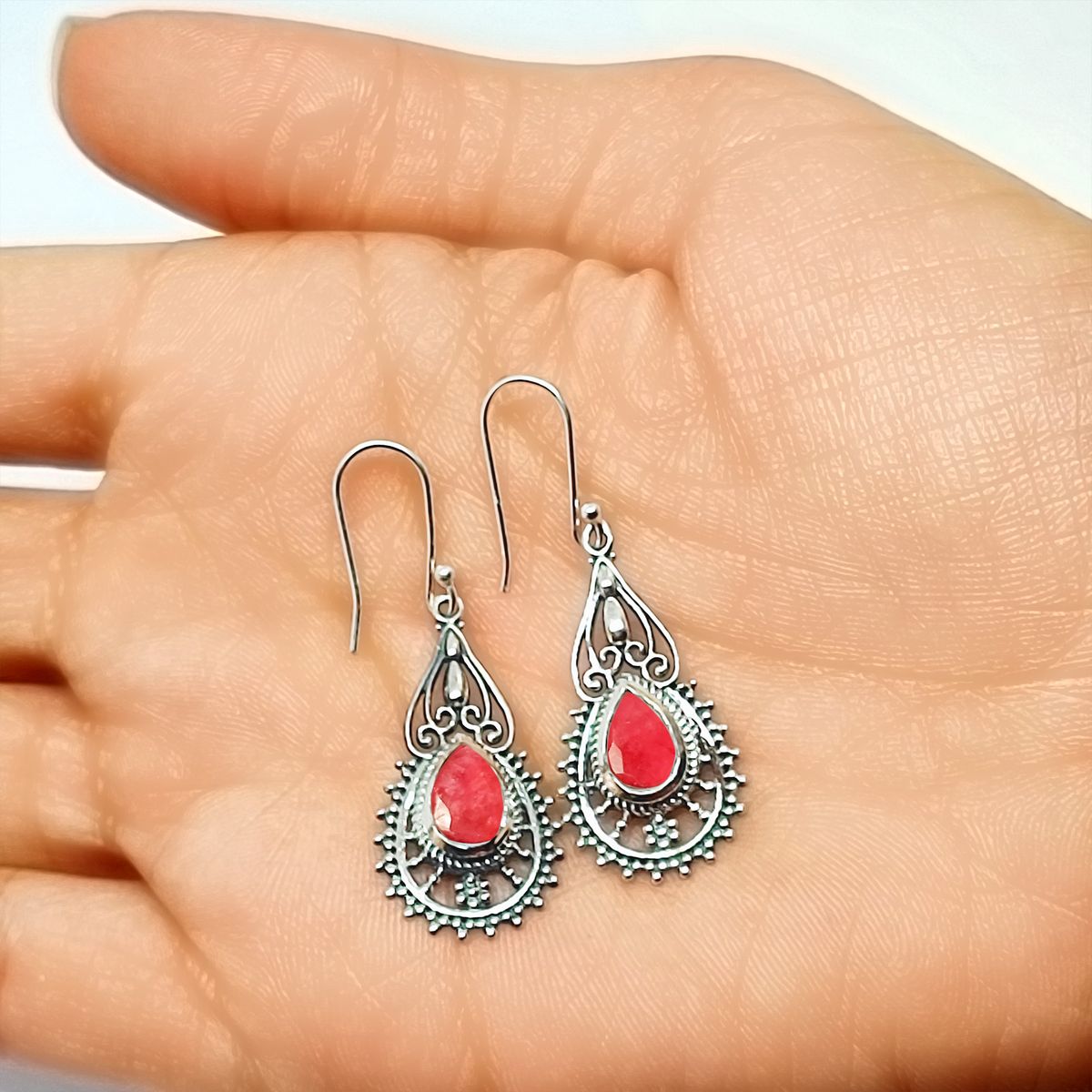 ANDREA COGGIOLA JOYAS - Aros Dharma Rubí Plata Fina 925