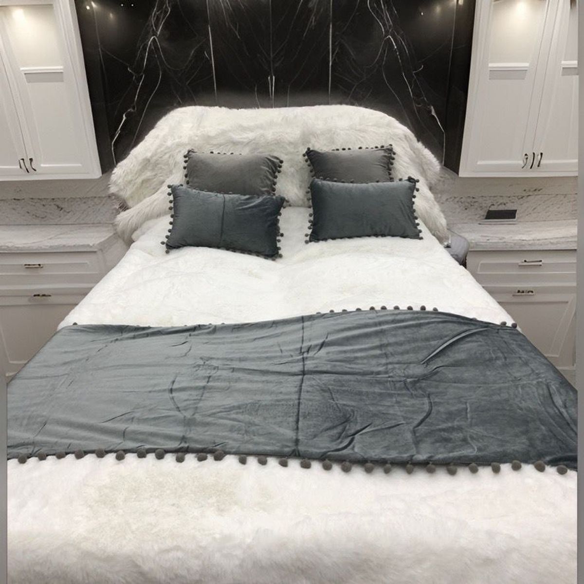 GENERICO - PIECERA MAS 4 FUNDAS DE COJIN CON POMPONES