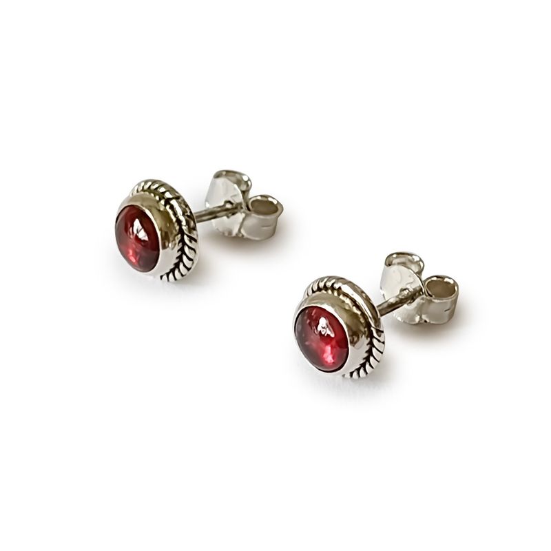ANDREA COGGIOLA JOYAS - Aros Botón Trenzado Granate Plata Fina 925