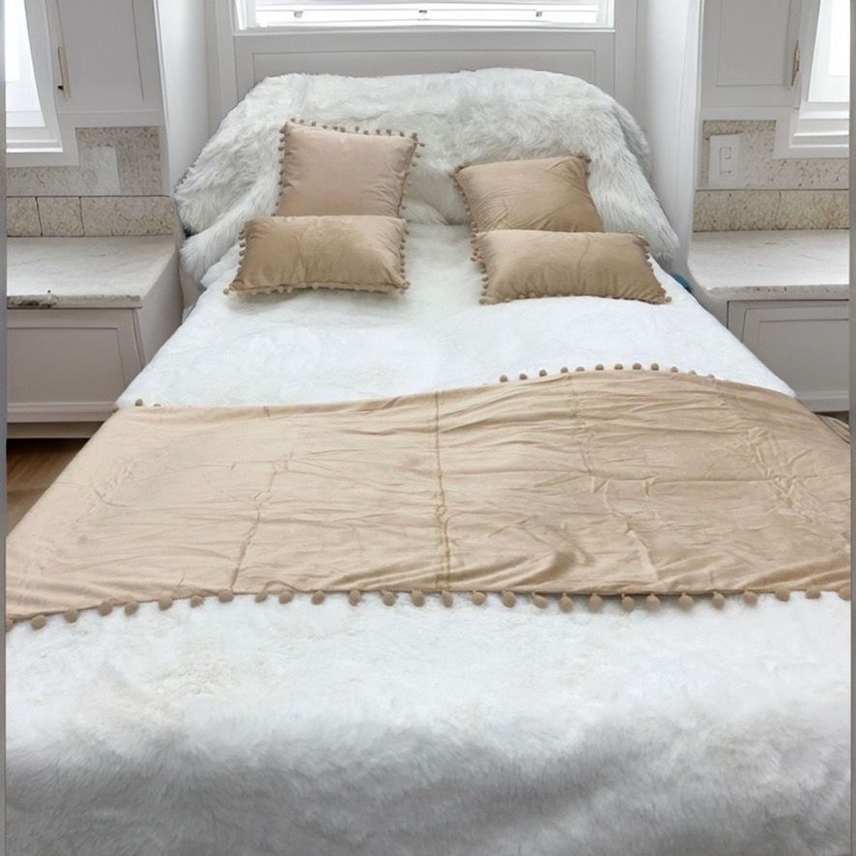 GENERICO - PIECERA MAS 4 FUNDAS DE COJIN CON POMPONES