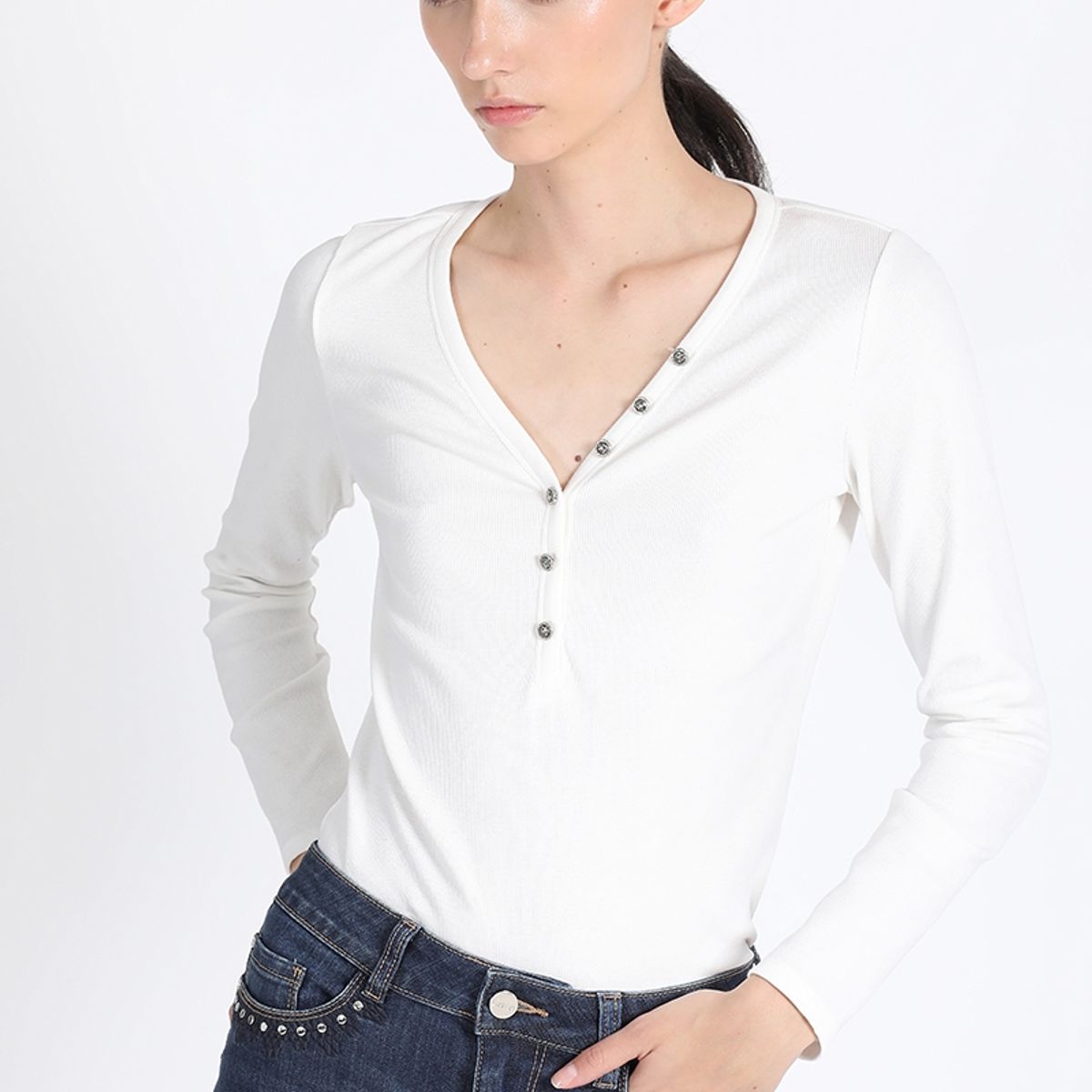 LIOLA - Polera Basica Boton Joya, Crudo Liola