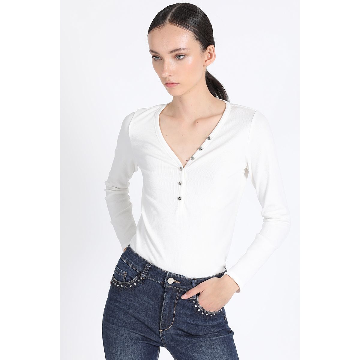 LIOLA - Polera Basica Boton Joya, Crudo Liola