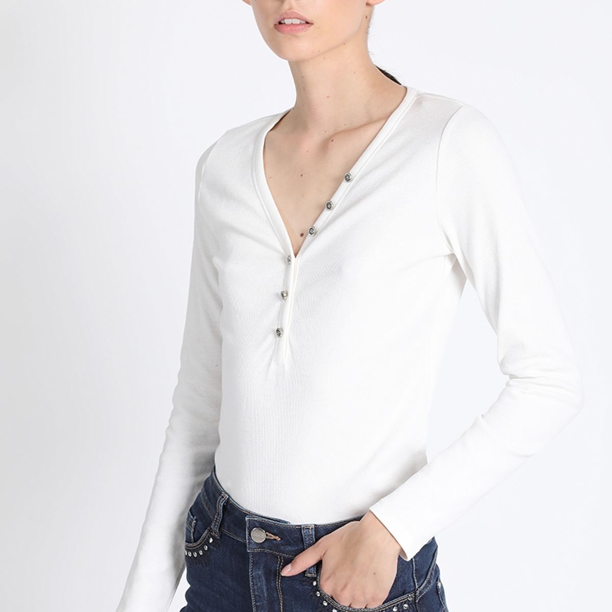 LIOLA - Polera Basica Boton Joya, Crudo Liola