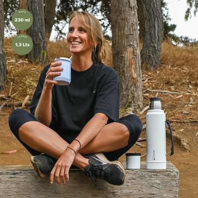 Imagen 2 del producto Termo Liquido Classic 1,3 lts + Mate Bombilla White