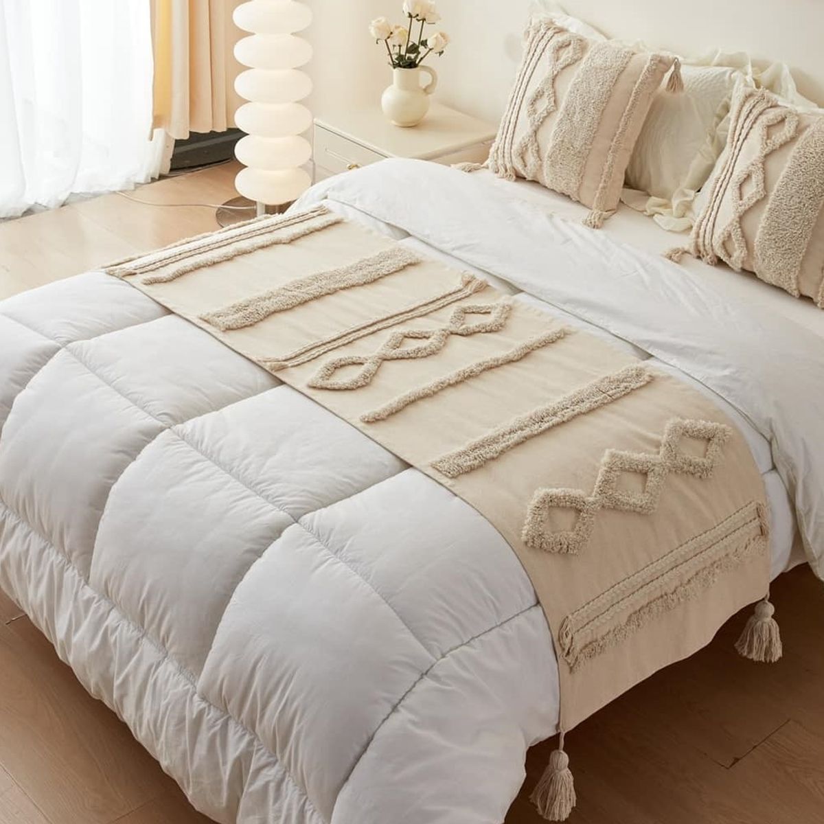 ANGELES DEL HOGAR - Pieceras Bordadas con Pompones + 2 Fundas De Cojin 2 plazas/King