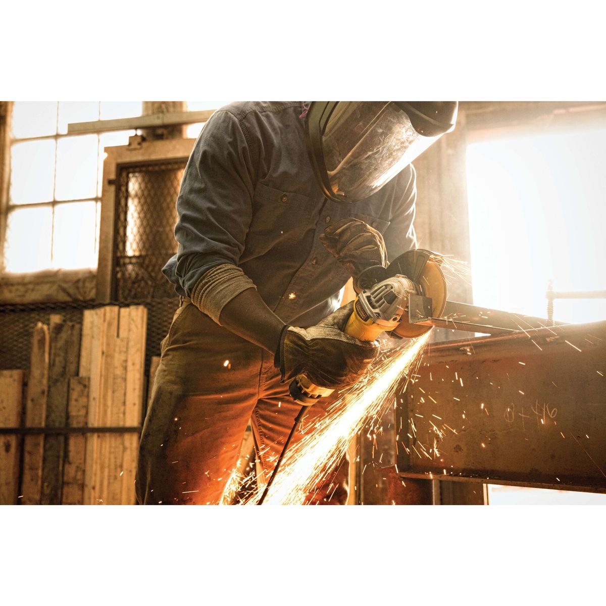 DEWALT - Esmeril Angular 1500W Hombre Muerto DEWALT DWE4314N-B2