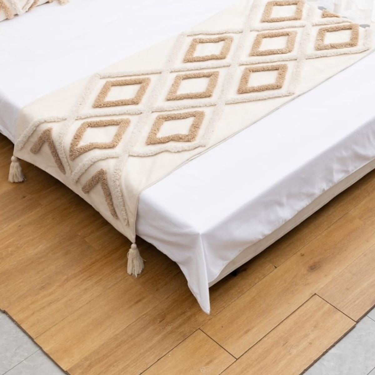 ANGELES DEL HOGAR - Piecera Bordadas con Pompones 2plazas