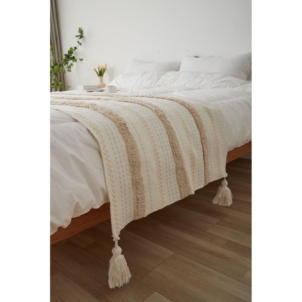 ANGELES DEL HOGAR - Pieceras Bordadas con Pompones + 2 Fundas De Cojin 2 plazas/King