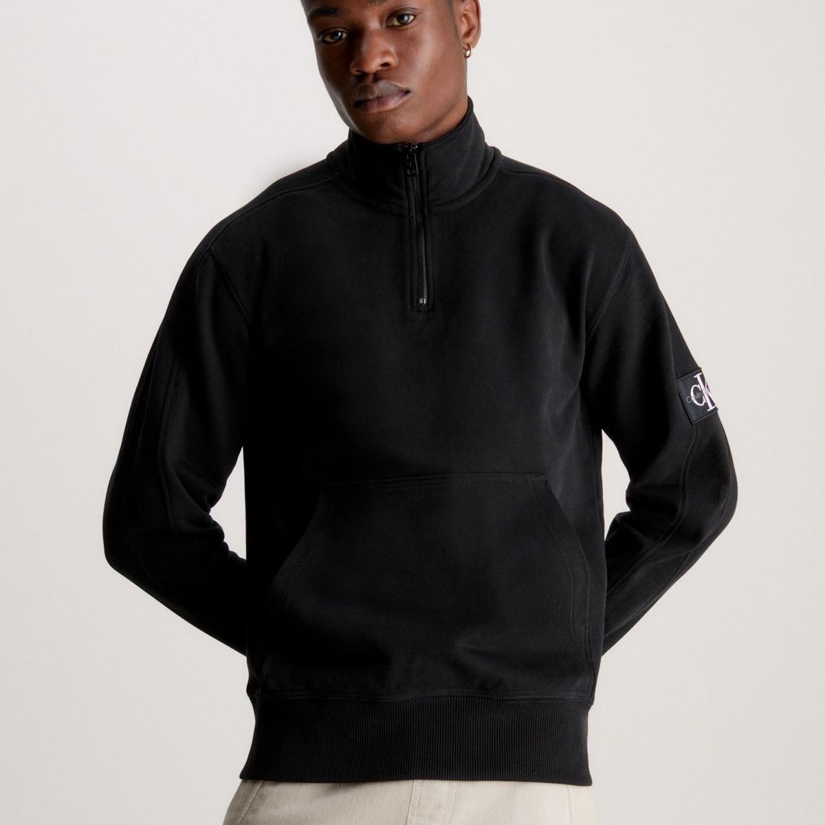 CALVIN KLEIN - Polerón Badge Half  Negro Calvin Klein