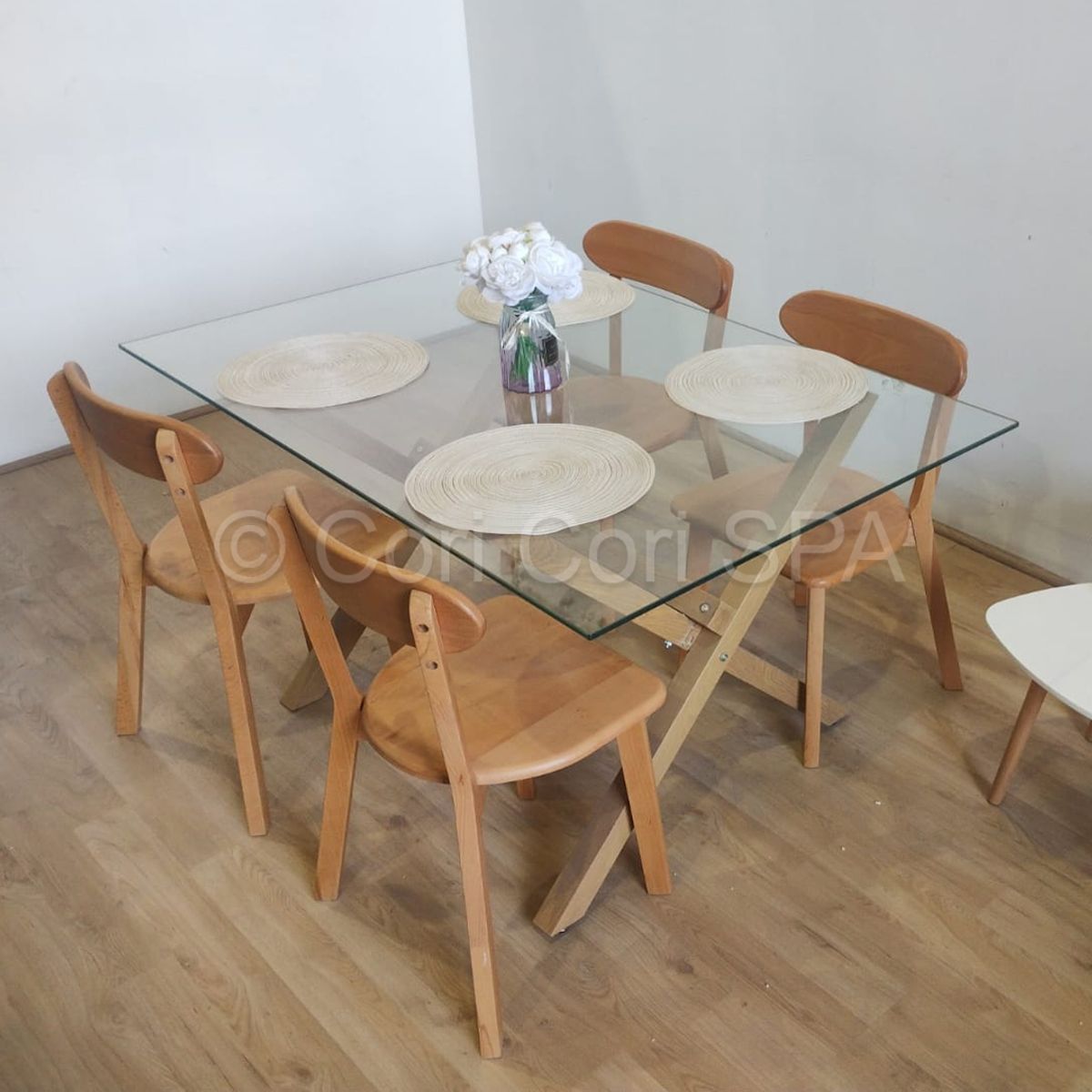 CORI CORI - Comedor Medlock Vidrio 140x90 cm + 4 Sillas Fresno de Madera