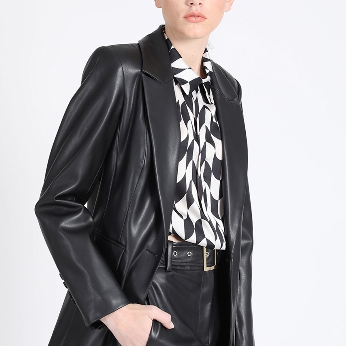 LIOLA - Blazer Largo Entallado Efecto Cuero, Negro Liola