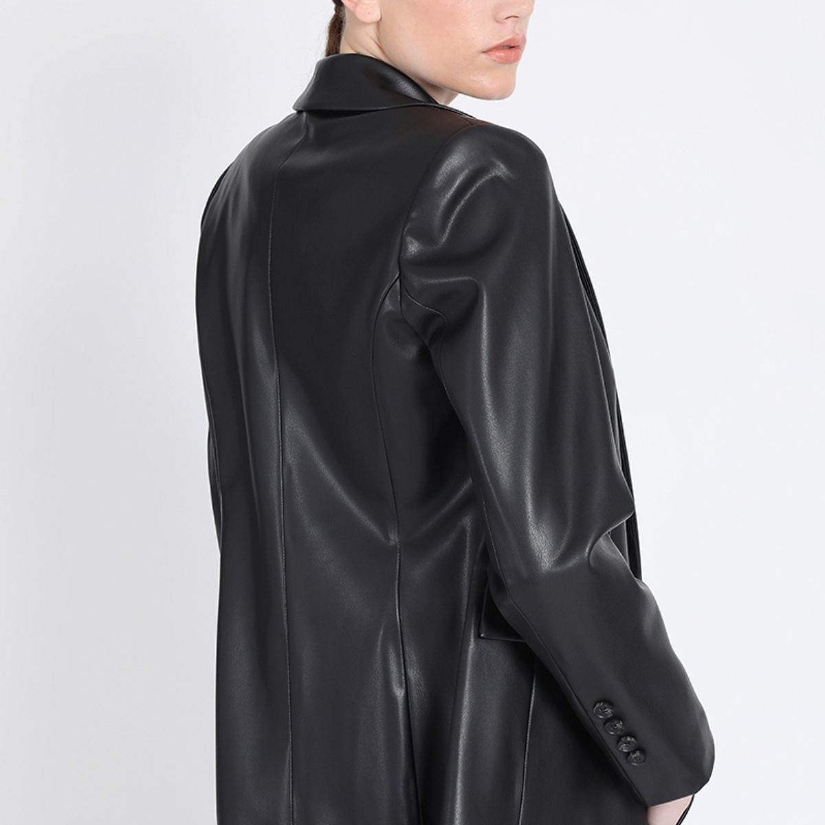 LIOLA - Blazer Largo Entallado Efecto Cuero, Negro Liola