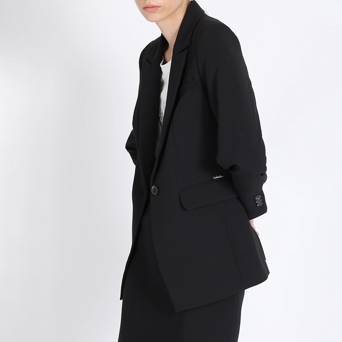 LIOLA - Blazer Entallado Negro Liola