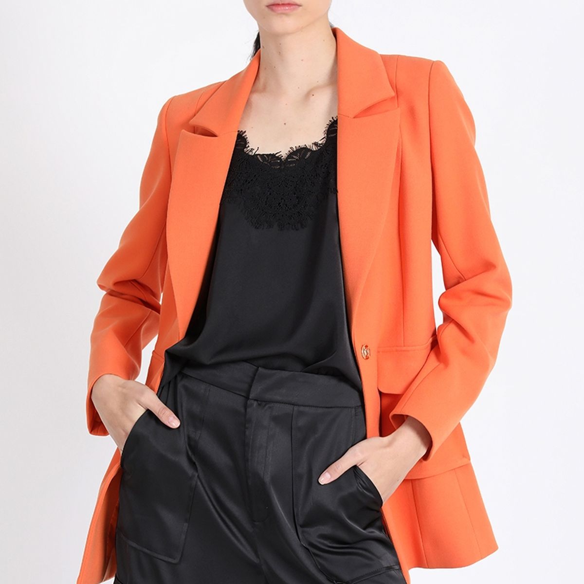 LIOLA - Blazer Largo Entallado Cargo, Naranjo Liola