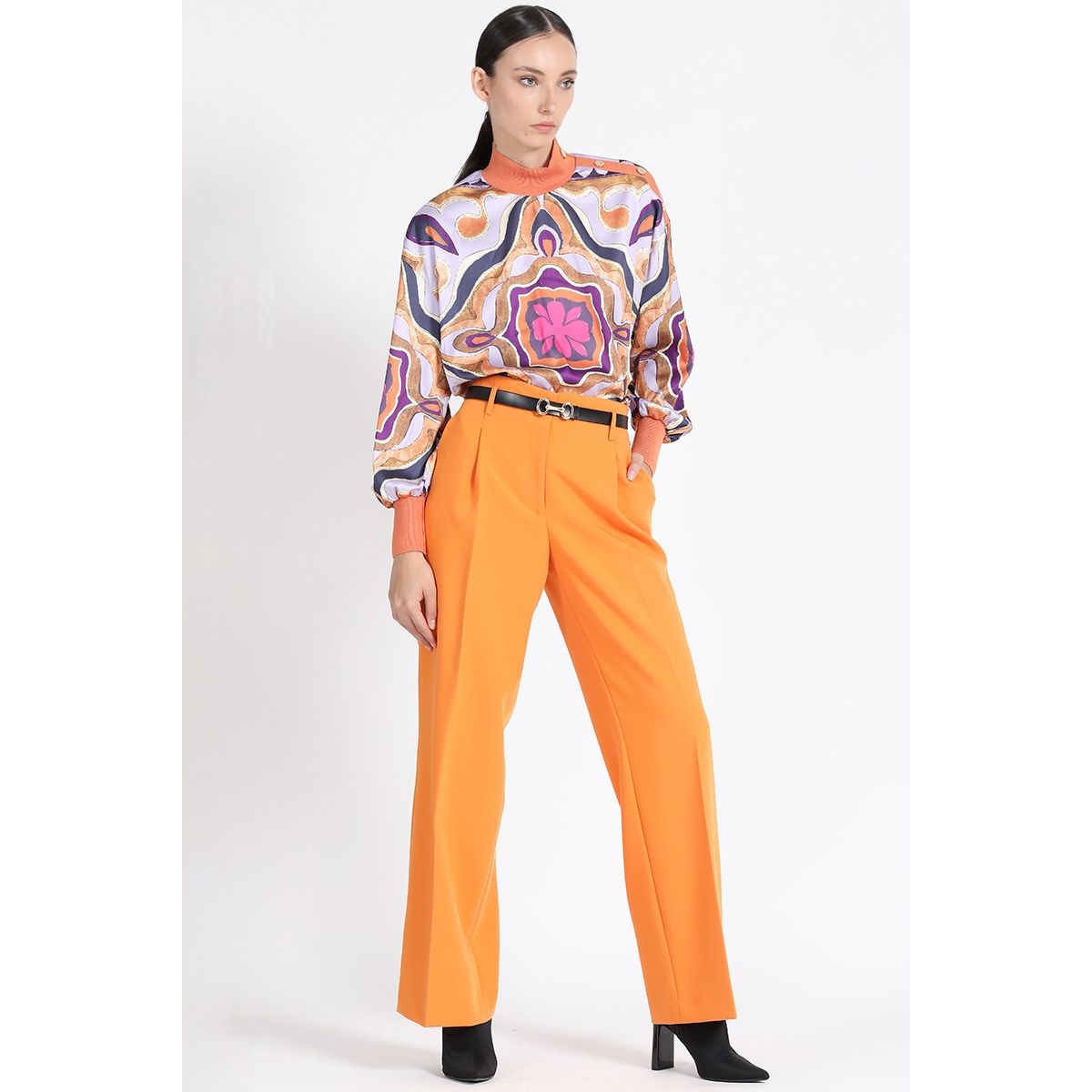 LIOLA - Blusa Cerrada Satin Estampado, Naranjo Liola