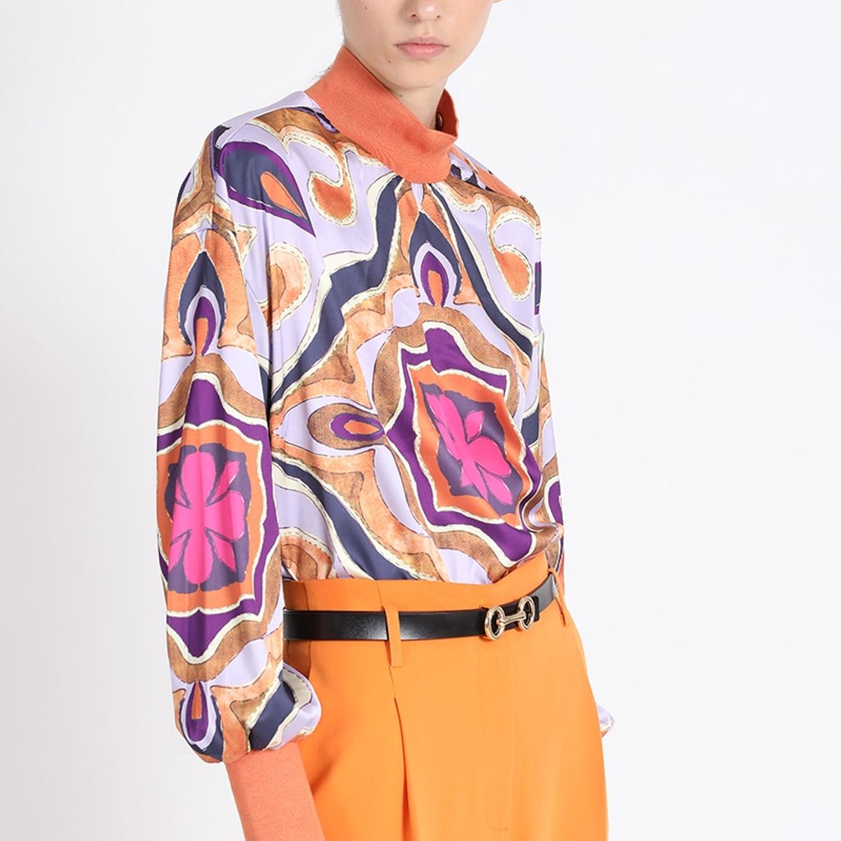 LIOLA - Blusa Cerrada Satin Estampado, Naranjo Liola