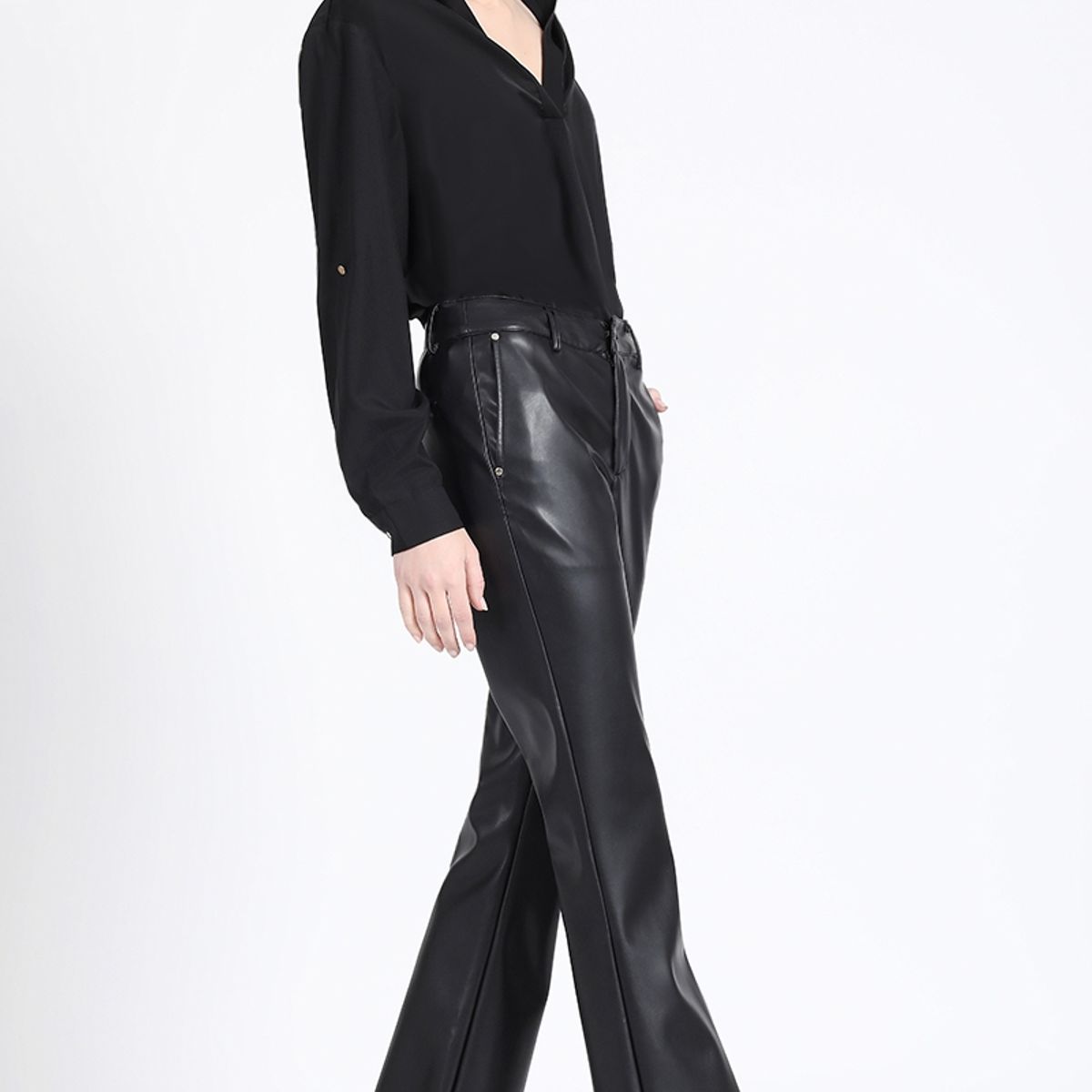 LIOLA - Pantalon Flare Tiro Medio, Efecto Cuero, Negro Liola