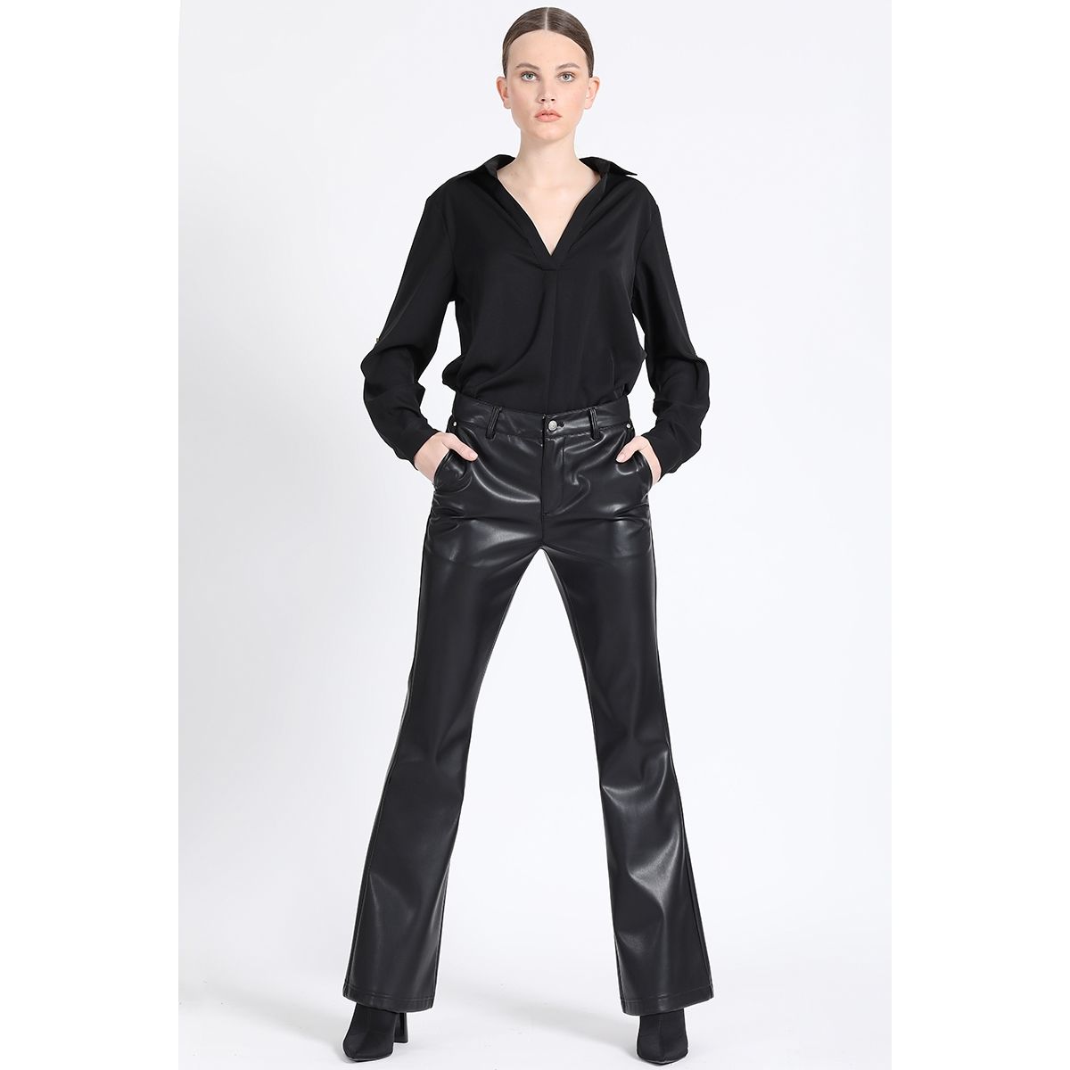 LIOLA - Pantalon Flare Tiro Medio, Efecto Cuero, Negro Liola