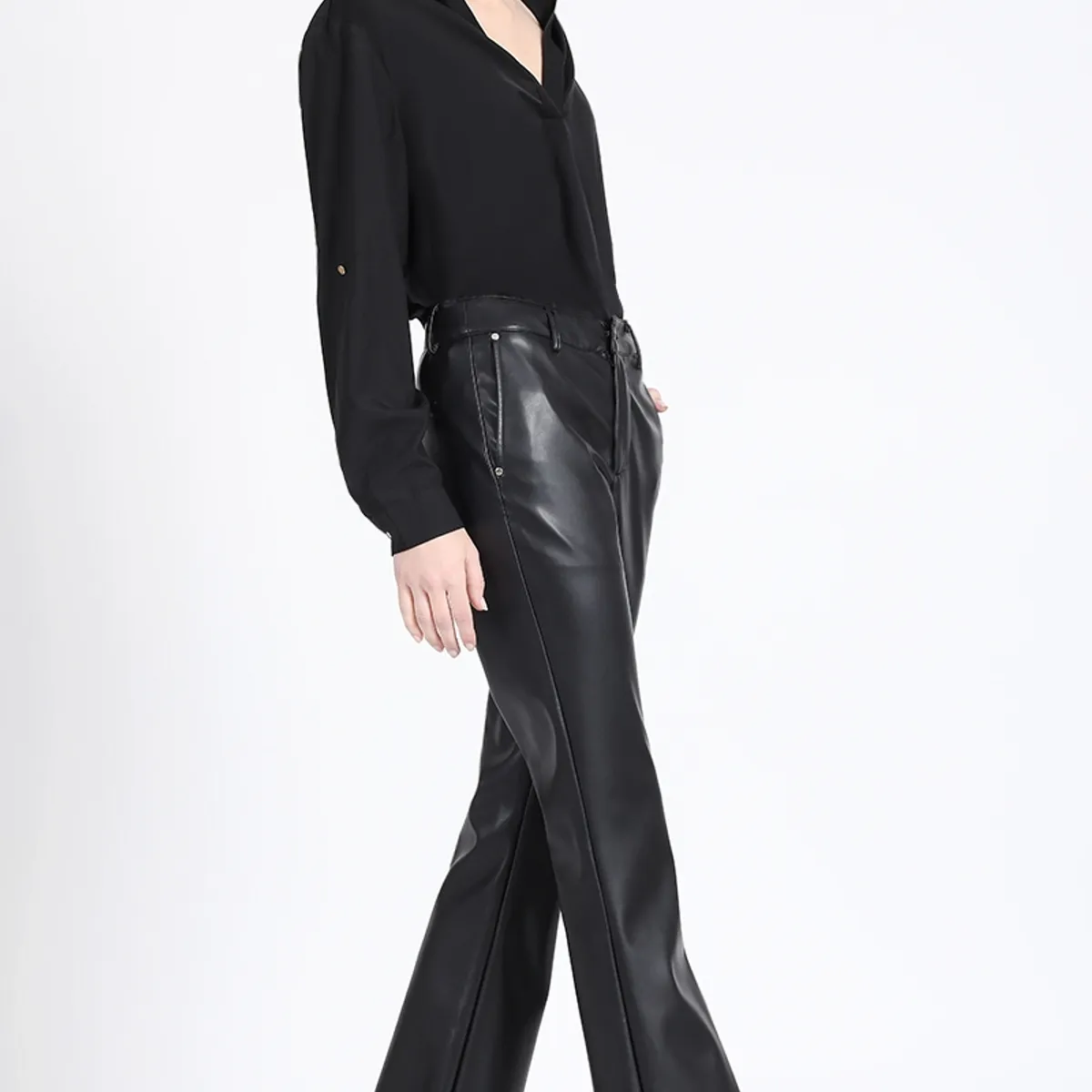 LIOLA - Pantalon Flare Tiro Medio, Efecto Cuero, Negro Liola