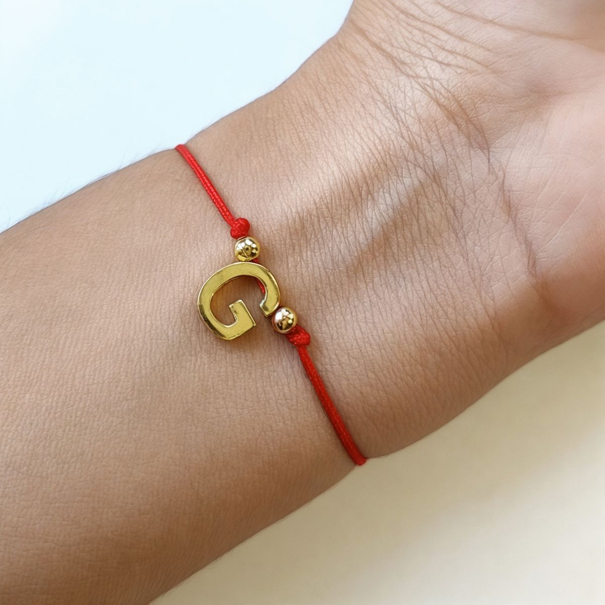 COGGIOLA - Pulsera Letras G Cordón Rojo Enchapado Oro 18K