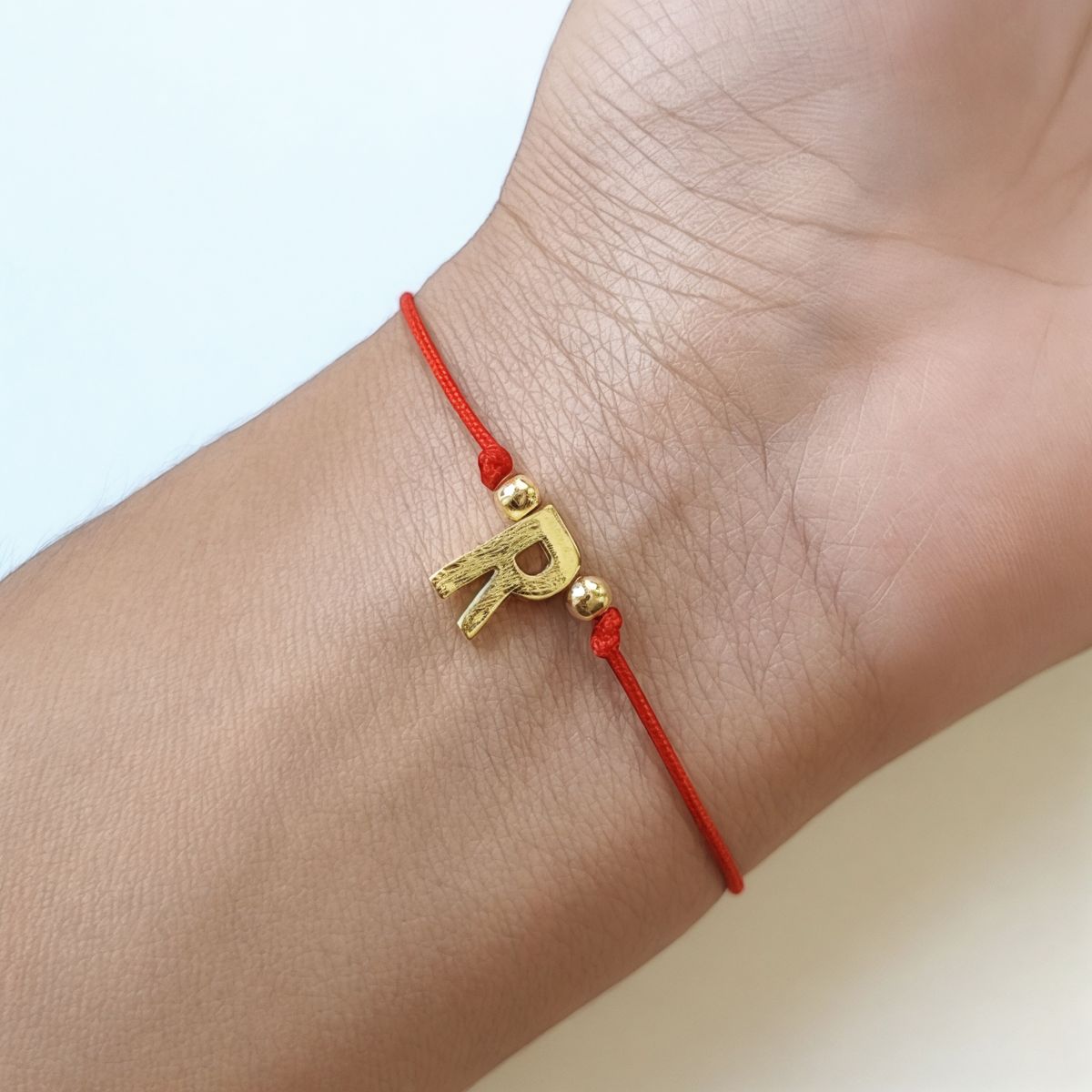COGGIOLA - Pulsera Letras R Cordón Rojo Enchapado Oro 18K