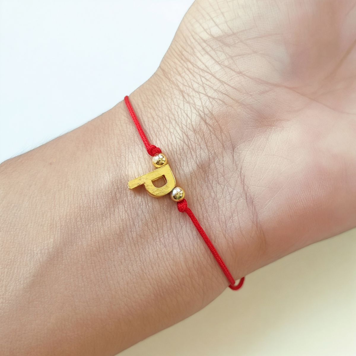 COGGIOLA - Pulsera Letras P Cordón Rojo Enchapado Oro 18K